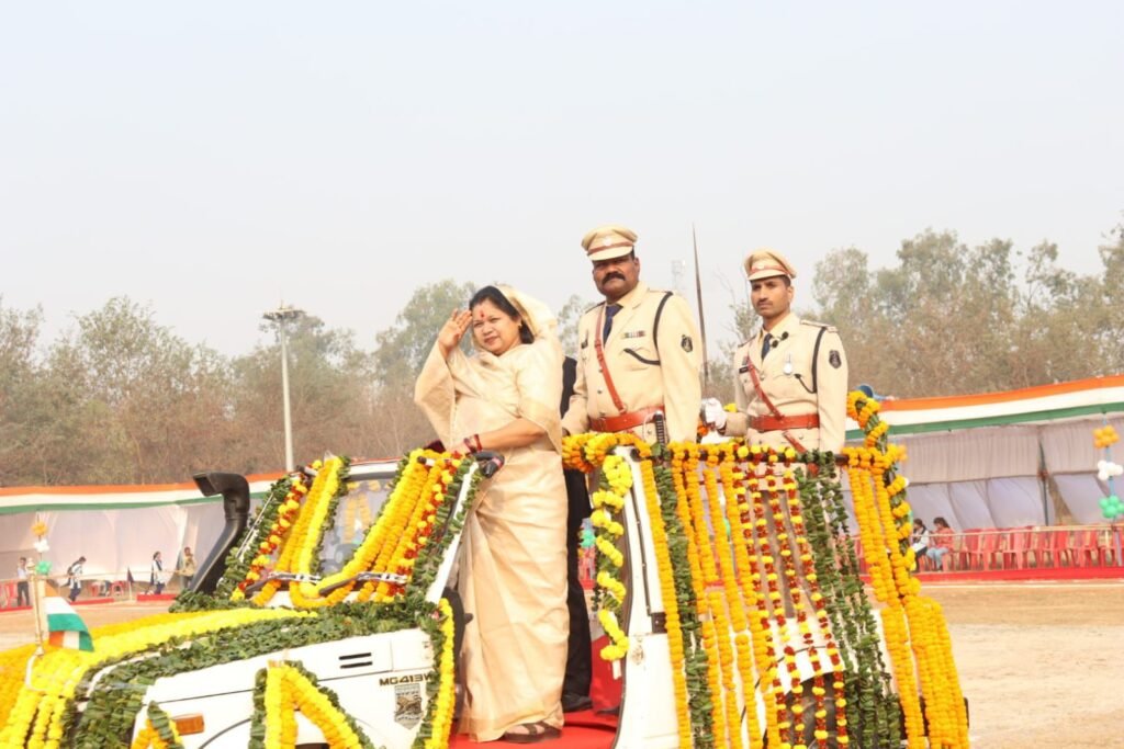 खचाखच भरे मैदान में गणतंत्र दिवस का भव्य आयोजन- शक्ति जिले के मीसा बंदियों एवं शहीदों के परिजनों का हुआ सम्मान, सांसद कमलेश जांगड़े ने ली परेड की सलामी, जिला स्तरीय गणतंत्र समारोह का आयोजन हुआ जिले के ऐतिहासिक जेठा मैदान में, कलेक्टर तोपनो एवं जिला पुलिस अधीक्षक ठाकुर सहित जिले के अधिकारी रहे मौजूद kshititech