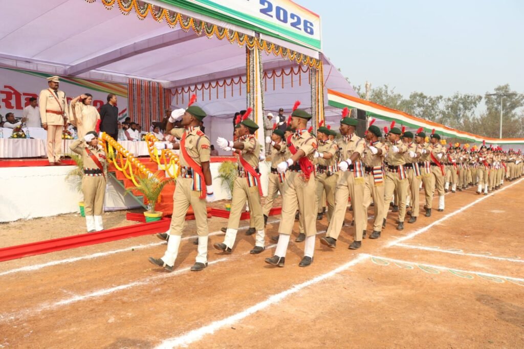 खचाखच भरे मैदान में गणतंत्र दिवस का भव्य आयोजन- शक्ति जिले के मीसा बंदियों एवं शहीदों के परिजनों का हुआ सम्मान, सांसद कमलेश जांगड़े ने ली परेड की सलामी, जिला स्तरीय गणतंत्र समारोह का आयोजन हुआ जिले के ऐतिहासिक जेठा मैदान में, कलेक्टर तोपनो एवं जिला पुलिस अधीक्षक ठाकुर सहित जिले के अधिकारी रहे मौजूद kshititech