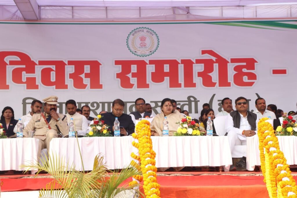 खचाखच भरे मैदान में गणतंत्र दिवस का भव्य आयोजन- शक्ति जिले के मीसा बंदियों एवं शहीदों के परिजनों का हुआ सम्मान, सांसद कमलेश जांगड़े ने ली परेड की सलामी, जिला स्तरीय गणतंत्र समारोह का आयोजन हुआ जिले के ऐतिहासिक जेठा मैदान में, कलेक्टर तोपनो एवं जिला पुलिस अधीक्षक ठाकुर सहित जिले के अधिकारी रहे मौजूद kshititech