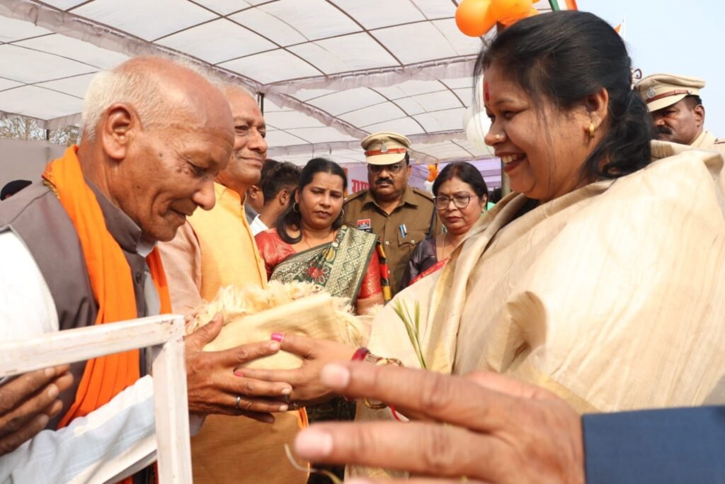 खचाखच भरे मैदान में गणतंत्र दिवस का भव्य आयोजन- शक्ति जिले के मीसा बंदियों एवं शहीदों के परिजनों का हुआ सम्मान, सांसद कमलेश जांगड़े ने ली परेड की सलामी, जिला स्तरीय गणतंत्र समारोह का आयोजन हुआ जिले के ऐतिहासिक जेठा मैदान में, कलेक्टर तोपनो एवं जिला पुलिस अधीक्षक ठाकुर सहित जिले के अधिकारी रहे मौजूद kshititech