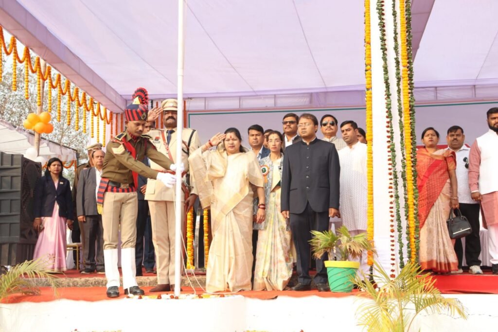 खचाखच भरे मैदान में गणतंत्र दिवस का भव्य आयोजन- शक्ति जिले के मीसा बंदियों एवं शहीदों के परिजनों का हुआ सम्मान, सांसद कमलेश जांगड़े ने ली परेड की सलामी, जिला स्तरीय गणतंत्र समारोह का आयोजन हुआ जिले के ऐतिहासिक जेठा मैदान में, कलेक्टर तोपनो एवं जिला पुलिस अधीक्षक ठाकुर सहित जिले के अधिकारी रहे मौजूद kshititech