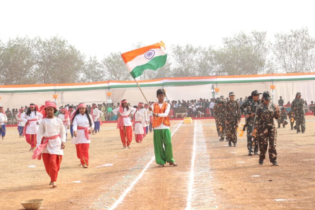 खचाखच भरे मैदान में गणतंत्र दिवस का भव्य आयोजन- शक्ति जिले के मीसा बंदियों एवं शहीदों के परिजनों का हुआ सम्मान, सांसद कमलेश जांगड़े ने ली परेड की सलामी, जिला स्तरीय गणतंत्र समारोह का आयोजन हुआ जिले के ऐतिहासिक जेठा मैदान में, कलेक्टर तोपनो एवं जिला पुलिस अधीक्षक ठाकुर सहित जिले के अधिकारी रहे मौजूद kshititech