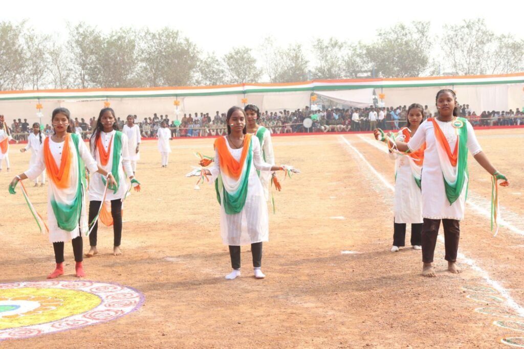 खचाखच भरे मैदान में गणतंत्र दिवस का भव्य आयोजन- शक्ति जिले के मीसा बंदियों एवं शहीदों के परिजनों का हुआ सम्मान, सांसद कमलेश जांगड़े ने ली परेड की सलामी, जिला स्तरीय गणतंत्र समारोह का आयोजन हुआ जिले के ऐतिहासिक जेठा मैदान में, कलेक्टर तोपनो एवं जिला पुलिस अधीक्षक ठाकुर सहित जिले के अधिकारी रहे मौजूद kshititech