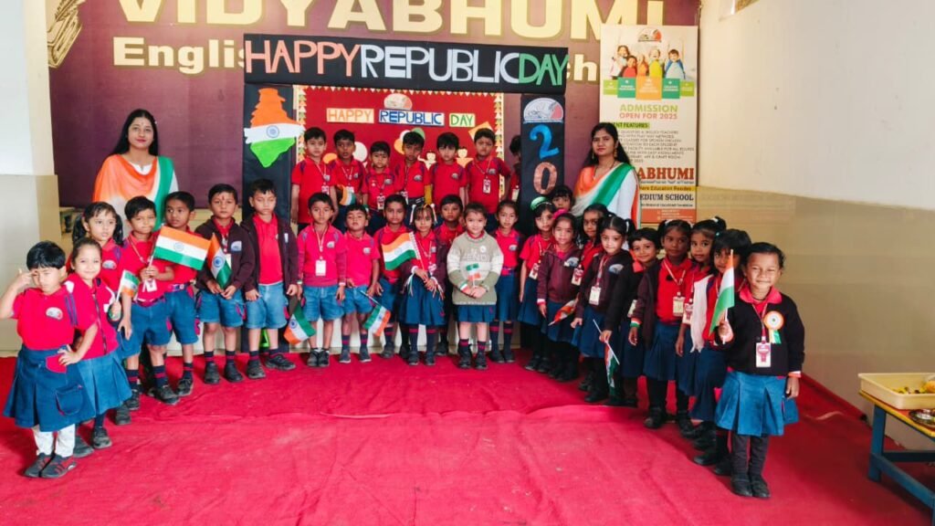 बाराद्वार के विद्याभूमि इंग्लिश मीडियम स्कूल में गणतंत्र दिवस हर्षोल्लास व गरिमा के साथ मनाया गया,वरिष्ठ चिकित्सक एवं सरपंच डॉक्टर धीरेंद्र खूंटे रहे मुख्य अतिथि, बच्चों में दिखा देश प्रेम का अटूट जज्बा, बच्चों की प्रस्तुति ने मन मोह लिया उपस्थित जनों का kshititech