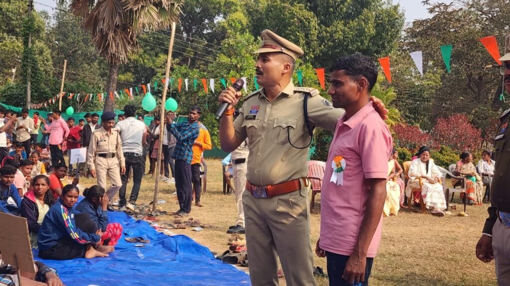 TI गिरीश तिवारी की रचनात्मक पहल- नक्सल प्रभावित थाना गंगालूर में ऐतिहासिक गणतंत्र दिवस समारोह- राज्य सरकार की नीतियों से शाति और लोकतंत्र की निर्णायक जीत,कार्यक्रम में 900 से 1000 ग्रामीणों की उपस्थिति, भारत माता की जय, वंदे मातरम, नक्सल वाद मुर्दाबाद के लगे नारे,शहीद परिवार का किया गया सम्मान,ग्रामीणों को साड़ी, चप्पल एवं बच्चों को की गई खेल सामाग्री वितरित,कार्यक्रम में विभिन्न ग्रामों से लगभग 200 आत्मसमर्पित नक्सली सम्मिलित हुये ग्रामीणों, आत्समर्पित नक्सलियों एवं पुलिस के जवानों के द्वारा सांस्कृतिक कार्यक्रम को प्रस्तुत किया गया,सभी ग्रामीणों को भोजन कराया गया kshititech