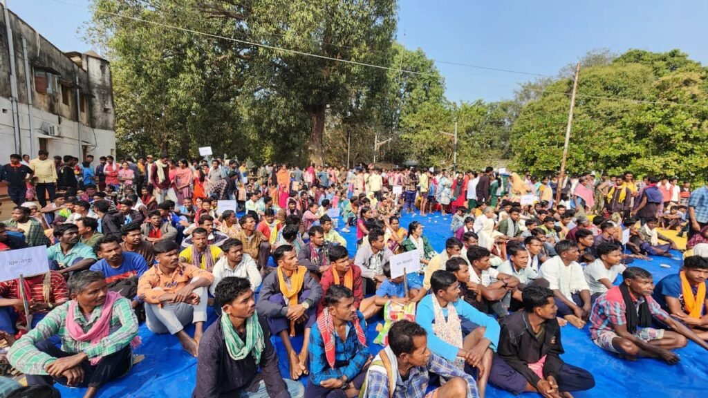 TI गिरीश तिवारी की रचनात्मक पहल- नक्सल प्रभावित थाना गंगालूर में ऐतिहासिक गणतंत्र दिवस समारोह- राज्य सरकार की नीतियों से शाति और लोकतंत्र की निर्णायक जीत,कार्यक्रम में 900 से 1000 ग्रामीणों की उपस्थिति, भारत माता की जय, वंदे मातरम, नक्सल वाद मुर्दाबाद के लगे नारे,शहीद परिवार का किया गया सम्मान,ग्रामीणों को साड़ी, चप्पल एवं बच्चों को की गई खेल सामाग्री वितरित,कार्यक्रम में विभिन्न ग्रामों से लगभग 200 आत्मसमर्पित नक्सली सम्मिलित हुये ग्रामीणों, आत्समर्पित नक्सलियों एवं पुलिस के जवानों के द्वारा सांस्कृतिक कार्यक्रम को प्रस्तुत किया गया,सभी ग्रामीणों को भोजन कराया गया kshititech