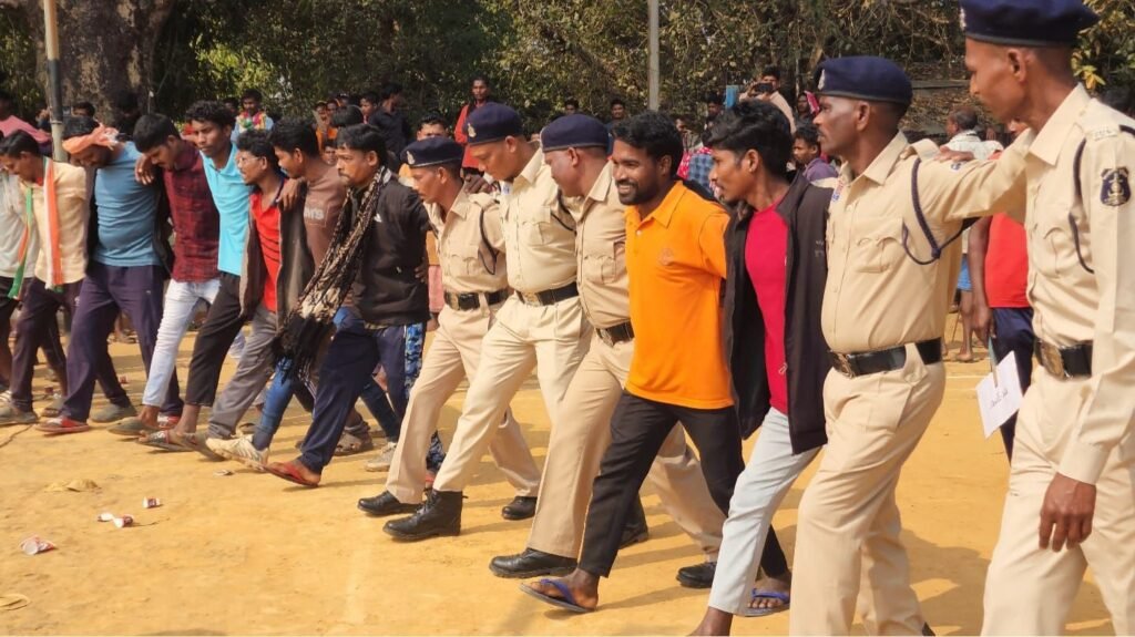 TI गिरीश तिवारी की रचनात्मक पहल- नक्सल प्रभावित थाना गंगालूर में ऐतिहासिक गणतंत्र दिवस समारोह- राज्य सरकार की नीतियों से शाति और लोकतंत्र की निर्णायक जीत,कार्यक्रम में 900 से 1000 ग्रामीणों की उपस्थिति, भारत माता की जय, वंदे मातरम, नक्सल वाद मुर्दाबाद के लगे नारे,शहीद परिवार का किया गया सम्मान,ग्रामीणों को साड़ी, चप्पल एवं बच्चों को की गई खेल सामाग्री वितरित,कार्यक्रम में विभिन्न ग्रामों से लगभग 200 आत्मसमर्पित नक्सली सम्मिलित हुये ग्रामीणों, आत्समर्पित नक्सलियों एवं पुलिस के जवानों के द्वारा सांस्कृतिक कार्यक्रम को प्रस्तुत किया गया,सभी ग्रामीणों को भोजन कराया गया kshititech