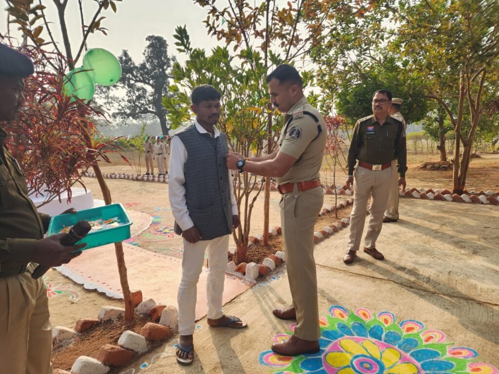 TI गिरीश तिवारी की रचनात्मक पहल- नक्सल प्रभावित थाना गंगालूर में ऐतिहासिक गणतंत्र दिवस समारोह- राज्य सरकार की नीतियों से शाति और लोकतंत्र की निर्णायक जीत,कार्यक्रम में 900 से 1000 ग्रामीणों की उपस्थिति, भारत माता की जय, वंदे मातरम, नक्सल वाद मुर्दाबाद के लगे नारे,शहीद परिवार का किया गया सम्मान,ग्रामीणों को साड़ी, चप्पल एवं बच्चों को की गई खेल सामाग्री वितरित,कार्यक्रम में विभिन्न ग्रामों से लगभग 200 आत्मसमर्पित नक्सली सम्मिलित हुये ग्रामीणों, आत्समर्पित नक्सलियों एवं पुलिस के जवानों के द्वारा सांस्कृतिक कार्यक्रम को प्रस्तुत किया गया,सभी ग्रामीणों को भोजन कराया गया kshititech
