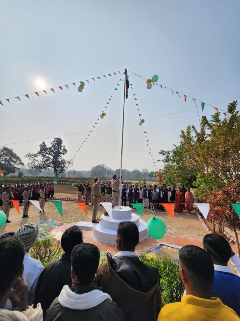 TI गिरीश तिवारी की रचनात्मक पहल- नक्सल प्रभावित थाना गंगालूर में ऐतिहासिक गणतंत्र दिवस समारोह- राज्य सरकार की नीतियों से शाति और लोकतंत्र की निर्णायक जीत,कार्यक्रम में 900 से 1000 ग्रामीणों की उपस्थिति, भारत माता की जय, वंदे मातरम, नक्सल वाद मुर्दाबाद के लगे नारे,शहीद परिवार का किया गया सम्मान,ग्रामीणों को साड़ी, चप्पल एवं बच्चों को की गई खेल सामाग्री वितरित,कार्यक्रम में विभिन्न ग्रामों से लगभग 200 आत्मसमर्पित नक्सली सम्मिलित हुये ग्रामीणों, आत्समर्पित नक्सलियों एवं पुलिस के जवानों के द्वारा सांस्कृतिक कार्यक्रम को प्रस्तुत किया गया,सभी ग्रामीणों को भोजन कराया गया kshititech