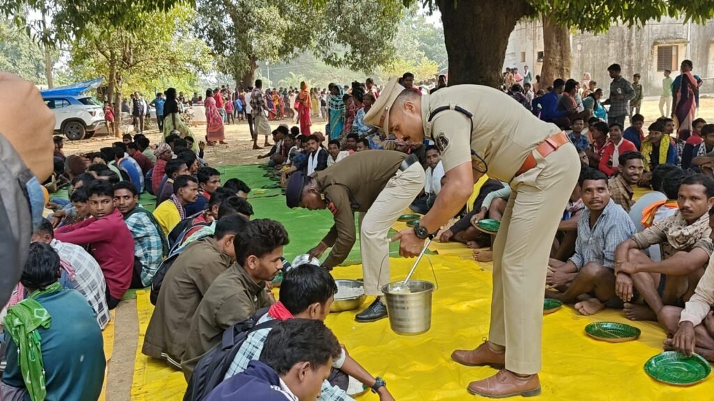 TI गिरीश तिवारी की रचनात्मक पहल- नक्सल प्रभावित थाना गंगालूर में ऐतिहासिक गणतंत्र दिवस समारोह- राज्य सरकार की नीतियों से शाति और लोकतंत्र की निर्णायक जीत,कार्यक्रम में 900 से 1000 ग्रामीणों की उपस्थिति, भारत माता की जय, वंदे मातरम, नक्सल वाद मुर्दाबाद के लगे नारे,शहीद परिवार का किया गया सम्मान,ग्रामीणों को साड़ी, चप्पल एवं बच्चों को की गई खेल सामाग्री वितरित,कार्यक्रम में विभिन्न ग्रामों से लगभग 200 आत्मसमर्पित नक्सली सम्मिलित हुये ग्रामीणों, आत्समर्पित नक्सलियों एवं पुलिस के जवानों के द्वारा सांस्कृतिक कार्यक्रम को प्रस्तुत किया गया,सभी ग्रामीणों को भोजन कराया गया kshititech