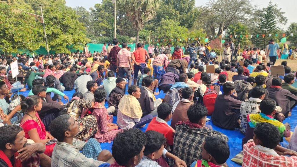 TI गिरीश तिवारी की रचनात्मक पहल- नक्सल प्रभावित थाना गंगालूर में ऐतिहासिक गणतंत्र दिवस समारोह- राज्य सरकार की नीतियों से शाति और लोकतंत्र की निर्णायक जीत,कार्यक्रम में 900 से 1000 ग्रामीणों की उपस्थिति, भारत माता की जय, वंदे मातरम, नक्सल वाद मुर्दाबाद के लगे नारे,शहीद परिवार का किया गया सम्मान,ग्रामीणों को साड़ी, चप्पल एवं बच्चों को की गई खेल सामाग्री वितरित,कार्यक्रम में विभिन्न ग्रामों से लगभग 200 आत्मसमर्पित नक्सली सम्मिलित हुये ग्रामीणों, आत्समर्पित नक्सलियों एवं पुलिस के जवानों के द्वारा सांस्कृतिक कार्यक्रम को प्रस्तुत किया गया,सभी ग्रामीणों को भोजन कराया गया kshititech