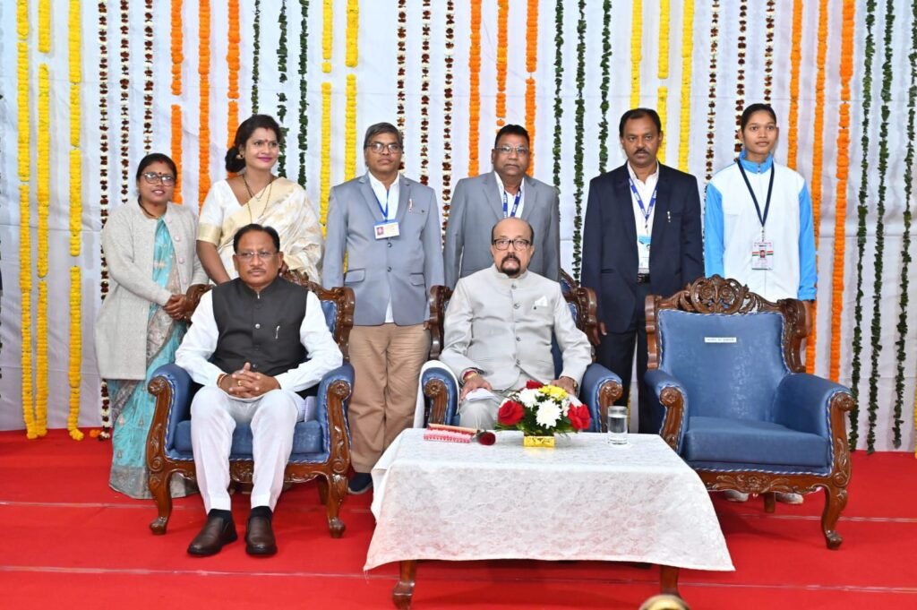 छत्तीसगढ़ की उत्कृष्ट विधाओं का हुआ सम्मान-महामहिम राज्यपाल एवं मुख्यमंत्री जी के साथ भोज में शामिल हुए शक्ति जिले के शिक्षा विभाग के अधिकारी, जिला सांख्यिकी अधिकारी राकेश अग्रवाल भी थे शामिल kshititech