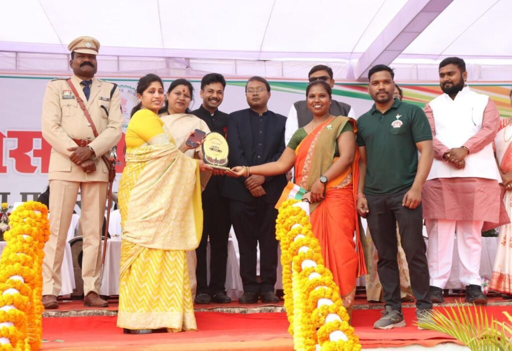 शक्ति के गणतंत्र दिवस समारोह में सम्मानित हुई जिले की स्वास्थ्य विभाग की मुखिया डॉक्टर पूजा अग्रवाल, स्वास्थ्य विभाग को मिला सम्मान, गणतंत्र दिवस की झांकियो में भी उत्कृष्ट प्रदर्शन रहा स्वास्थ्य विभाग का, कलेक्टर साहब के मार्गदर्शन में स्वास्थ्य विभाग जिले में सजग kshititech