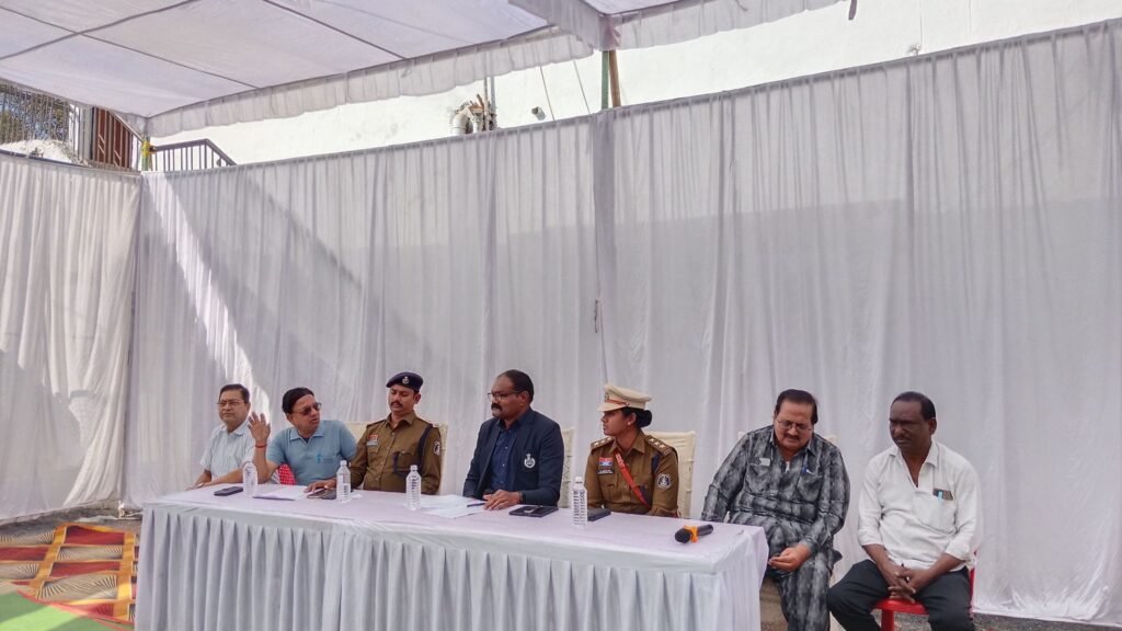 शक्ति जिले में हेलमेट एवं सीट बेल्ट के लिए चलेगा विशेष अभियान, एसपी प्रफुल्ल ठाकुर ने प्रेस वार्ता में दी जानकारी, एसपी साहब ने बीते वर्ष के पुलिस कार्यों का वार्षिक प्रतिवेदन रखा पत्रकारों के बीच, अवसर था 8 जनवरी को नववर्ष मिलन का एवं दोपहर लंच का, एसपी साहब ने कहा- कुछ चोरी के मामलों में पुलिस सफलता हासिल करने लगातार कर रही है प्रयास kshititech