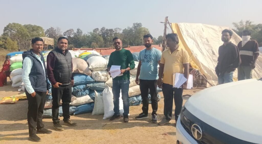 शक्ति जिले में अवैध धान पर हो रही लगातार ताड़ बतोड़ कारवाई, राजस्व विभाग एवं मंडी विभाग की टीम द्वारा अवैध धान पर की गई कार्यवाही, कलेक्टर तोपनो के निर्देशन में रात को भी अधिकारी घूम रहे हैं गांव-गांव में, कड़ाके की ठंड में भी अधिकारी दिखला रहे सक्रियता kshititech