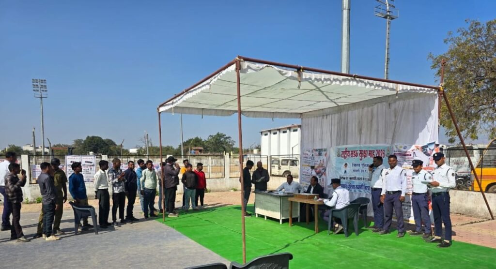 एसपी साहब के निर्देश में बाराद्वार थाने में हुआ चलित थाने का आयोजन, टी आई नरेंद्र यादव भी रहे उपस्थित, डभरा थाने अंतर्गत शराब पीकर वाहन चलाने पर 30000/-रुपये का जुर्माना, जिले में चालू हुआ सड़क सुरक्षा सप्ताह, एडिशनल एसपी पटेल सहित सभी थाना प्रभारी सक्रियता से दे रहे योगदान kshititech