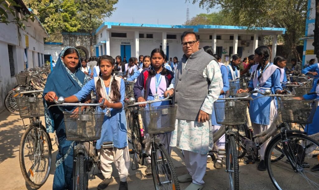 जब छात्राओं के चेहरे पर आई मुस्कान- मांगेराम अग्रवाल के मुख्य आतिथ्य में हुआ 103 छात्राओं को साइकिल का वितरण, अध्यक्ष मांगेराम अग्रवाल ने कहा- छत्तीसगढ़ की भाजपा सरकार छात्राओं की शिक्षा में दे रही विशेष ध्यान,स्वयं की साइकिलों पर घर से स्कूल आएंगी अब छात्राएं जब छात्राओं के चेहरे पर आई मुस्कान- मांगेराम अग्रवाल के मुख्य आतिथ्य में हुआ 103 छात्राओं को साइकिल का वितरण, अध्यक्ष मांगेराम अग्रवाल ने कहा- छत्तीसगढ़ की भाजपा सरकार छात्राओं की शिक्षा में दे रही विशेष ध्यान,स्वयं की साइकिलों पर घर से स्कूल आएंगी अब छात्राएं kshititech