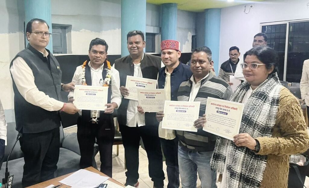 संगवारी पैनल ने जीता पत्रकारों का विश्वास- रायपुर प्रेस क्लब चुनाव के नतीजे घोषित: मोहन तिवारी बने अध्यक्ष,गौरव शर्मा महासचिव, दिलीप साहू बनें उपाध्यक्ष, 647 मतदाताओं ने 37 उम्मीदवारों के लिए किया वोट kshititech