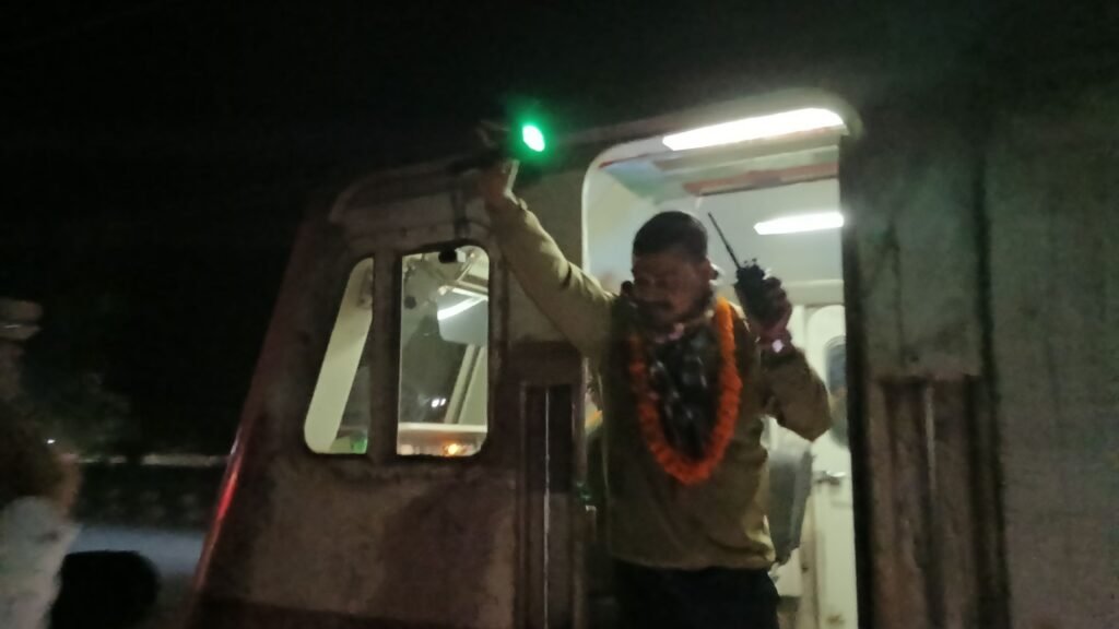 दिल्ली जाने वाली गोंडवाना का शक्ति रेलवे स्टेशन में तड़के सुबह 4:00 बजे ढोल बाजे के बीच हुआ जोरदार स्वागत, ट्रेन के चालक एवं गार्ड को माला पहनाकर कराया मुंह मीठा, रेल यात्रियों को भी बांटी गई मिठाई, पहले दिन 15 यात्रियों ने खरीदी टिकट, प्रथम आरक्षित रेल यात्री रहे अमरलाल अग्रवाल, आज शाम 4:00 बजे रायगढ़ जाने वाली गोंडवाना के स्वागत में आयोजित है मुख्य समारोह kshititech