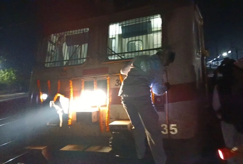 दिल्ली जाने वाली गोंडवाना का शक्ति रेलवे स्टेशन में तड़के सुबह 4:00 बजे ढोल बाजे के बीच हुआ जोरदार स्वागत, ट्रेन के चालक एवं गार्ड को माला पहनाकर कराया मुंह मीठा, रेल यात्रियों को भी बांटी गई मिठाई, पहले दिन 15 यात्रियों ने खरीदी टिकट, प्रथम आरक्षित रेल यात्री रहे अमरलाल अग्रवाल, आज शाम 4:00 बजे रायगढ़ जाने वाली गोंडवाना के स्वागत में आयोजित है मुख्य समारोह kshititech