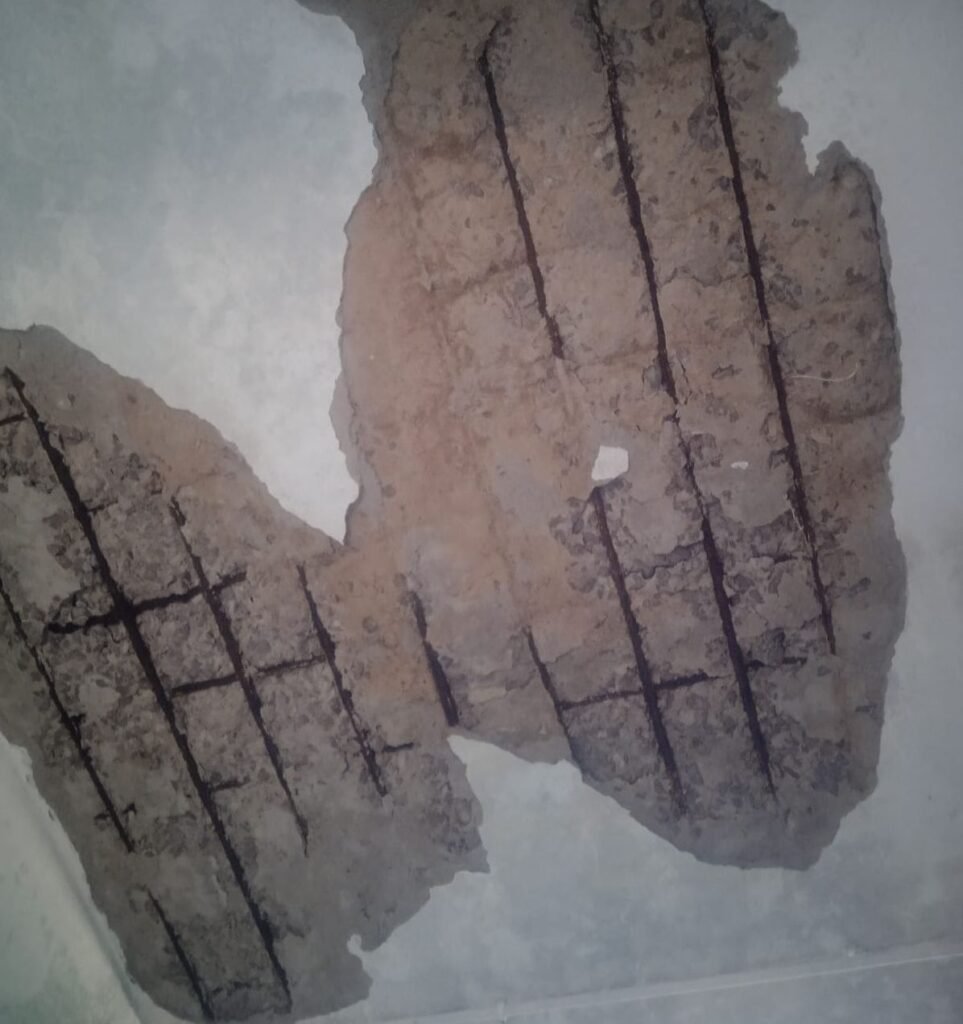 शक्ति विकासखंड के ग्राम पंचायत- चमरा बरपाली मैं संचालित प्राइमरी एवं मिडिल स्कूल के जर्जर भवन में ही पढ़ाई कर रहे हैं बच्चे, सरपंच जमुना कंवर ने कहा- अनेकों बार प्रशासन को करवा दिया गया है अवगत kshititech