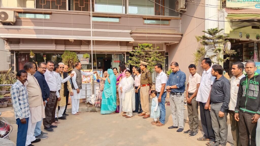 शक्ति के गिरिराज रेन बसेरा में अंगूरी देवी अग्रवाल ने फहराया तिरंगा, गणतंत्र दिवस पर आयोजित था कार्यक्रम, कैप्टन आस्था भी रही मौजूद, भारत माता की आरती का&nbsp; भी हुआ कार्यक्रम kshititech