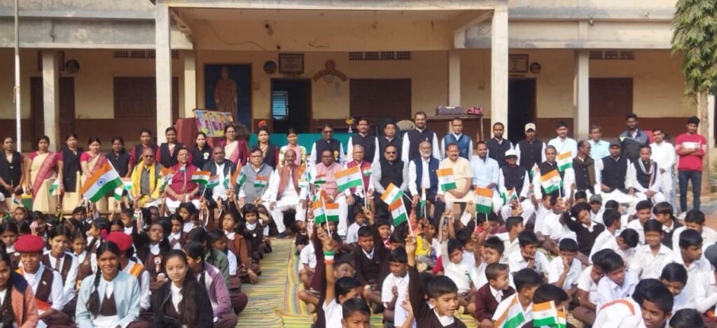 शक्ति के सरस्वती शिशु मंदिर में गणतंत्र दिवस पर हुए अनेकों आयोजन, अध्यक्ष राम अवतार अग्रवाल ने किया ध्वजारोहण, स्कूल के घोष के बच्चों ने बहुत ही सुंदर घोष के साथ किया अतिथियों का स्वागत, वंदे मातरम गीत की भी हुई प्रस्तुति kshititech