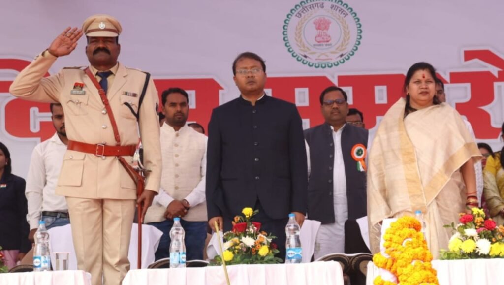 खचाखच भरे मैदान में गणतंत्र दिवस का भव्य आयोजन- शक्ति जिले के मीसा बंदियों एवं शहीदों के परिजनों का हुआ सम्मान, सांसद कमलेश जांगड़े ने ली परेड की सलामी, जिला स्तरीय गणतंत्र समारोह का आयोजन हुआ जिले के ऐतिहासिक जेठा मैदान में, कलेक्टर तोपनो एवं जिला पुलिस अधीक्षक ठाकुर सहित जिले के अधिकारी रहे मौजूद kshititech