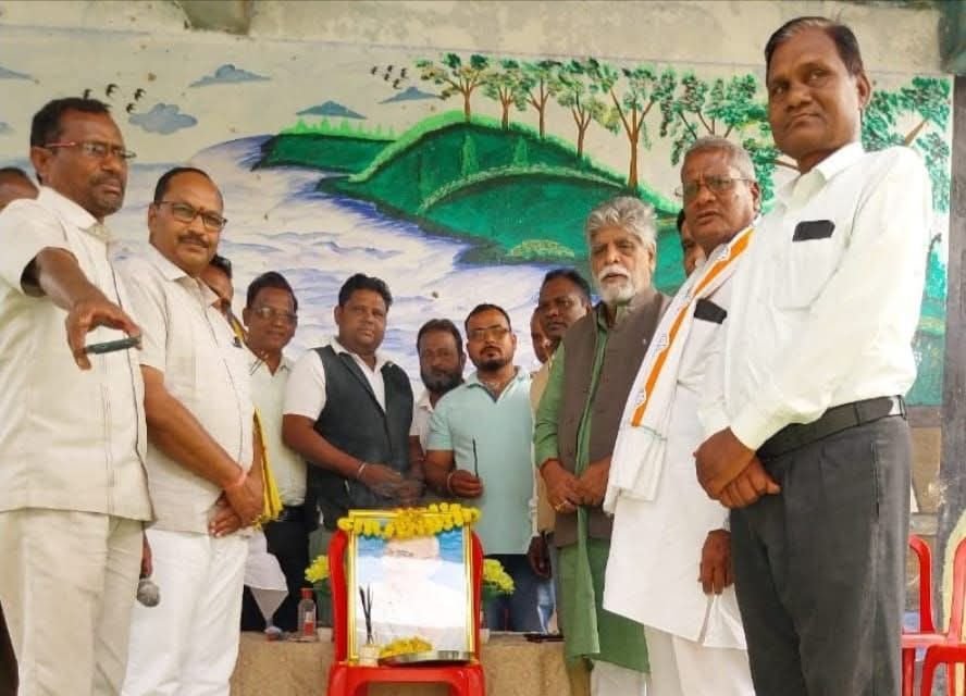 कांग्रेस का महा अभियान- शक्ति विधानसभा क्षेत्र के पतेरपाली कला में लगी मनरेगा बचाओ की चौपाल, ठाकुर गुलजार सिंह एवं जिला किसान कांग्रेस अध्यक्ष साधेश्वर गबेल हुए शामिल, गुलजार ने कहा- मनरेगा को मूल स्वरूप में वापस लाने तक जारी रहेगा आंदोलन कांग्रेस का महा अभियान- शक्ति विधानसभा क्षेत्र के पतेरपाली कला में लगी मनरेगा बचाओ की चौपाल, ठाकुर गुलजार सिंह एवं जिला किसान कांग्रेस अध्यक्ष साधेश्वर गबेल हुए शामिल, गुलजार ने कहा- मनरेगा को मूल स्वरूप में वापस लाने तक जारी रहेगा आंदोलन kshititech