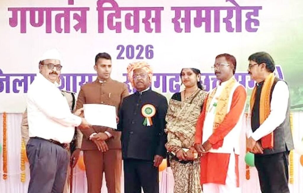 अग्रवाल समाज के गौरव बाबूलाल जी- उत्कृष्ट कार्यो के लिए गणतंत्र दिवस के मुख्य समारोह में सम्मानित हुए संभागीय अग्रवाल महासभा बिलासपुर के अध्यक्ष अधिवक्ता बाबूलाल अग्रवालz कैबिनेट मंत्री रामविचार नेताम के हाथों मिला सम्मान, आईएएस कलेक्टर चतुर्वेदी भी रहे मौजूद kshititech