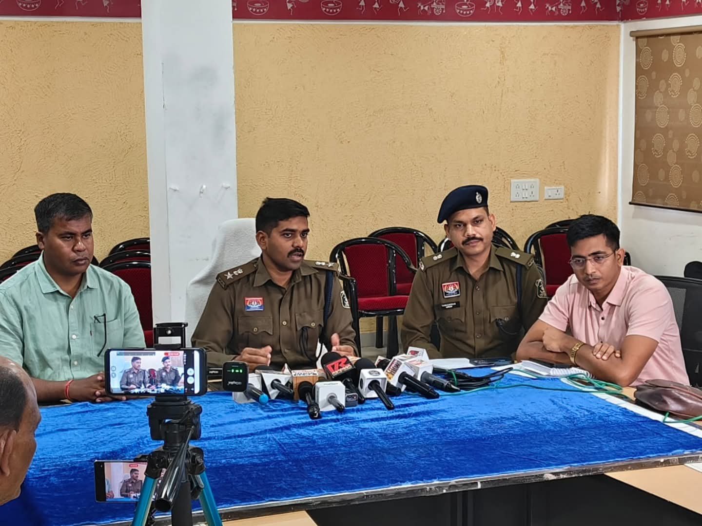रायपुर पुलिस कमिश्नर की बड़ी कार्रवाई- 37 लाख रुपए गबन करने वाले दो आरोपियों को चंद घंटे में ही किया गिरफ्तार, कमिश्नरी की स्थापना से अपराधियों में दशहत, मल्टी लेवल पार्किंग में खड़ी कार से हुई रकम की बरामदगी रायपुर पुलिस कमिश्नर की बड़ी कार्रवाई- 37 लाख रुपए गबन करने वाले दो आरोपियों को चंद घंटे में ही किया गिरफ्तार, कमिश्नरी की स्थापना से अपराधियों में दशहत, मल्टी लेवल पार्किंग में खड़ी कार से हुई रकम की बरामदगी kshititech