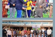 53 छात्राओं को दी गई साइकिल,स्वामी आत्मानंद उत्कृष्ट विद्यालय चाम्पा की छात्राओं के चेहरे पर आई मुस्कान, अपने खुद की साइकलों से अब आएंगी स्कूल, विद्यालय के शिक्षक डॉक्टर रविंद्र द्विवेदी ने दी जानकारी kshititech