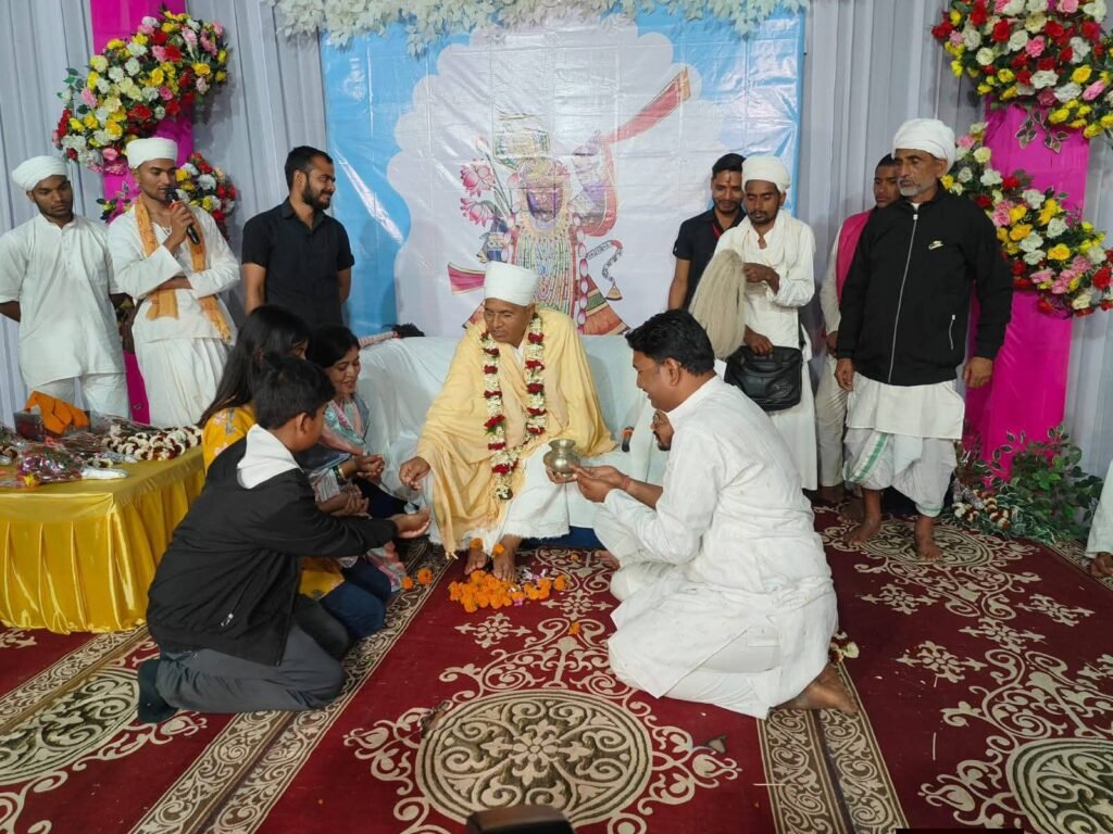 रामकुमार गीता गबेल के निवास पर हुआ परम पूज्य असंग साहेब जी का आगमन,डोंगिया सुलोनी में निकली भव्य स्वागत शोभा यात्रा, लोगों ने लिया असंग साहेब जी का आशीर्वाद, तीन दिनों तक असंग साहेब जी रहेंगे डोंगिया सुलोनी में kshititech