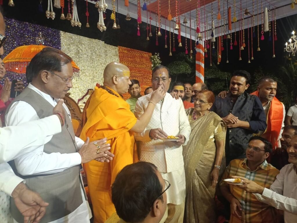 पूर्व विधानसभा अध्यक्ष गौरीशंकर अग्रवाल के निवास पर पहुंचे स्वामी कैलाशानंद गिरि जी महाराज, आशीर्वाद लेने पहुंचे मुख्यमंत्री सहित प्रदेश के दिग्गज बीजेपी नेता, गौरीशंकर जी की विवाह की 50वीं वर्षगांठ पर भी सीएम साहब ने दी बधाई पूर्व विधानसभा अध्यक्ष गौरीशंकर अग्रवाल के निवास पर पहुंचे स्वामी कैलाशानंद गिरि जी महाराज, आशीर्वाद लेने पहुंचे मुख्यमंत्री सहित प्रदेश के दिग्गज बीजेपी नेता, गौरीशंकर जी की विवाह की 50वीं वर्षगांठ पर भी सीएम साहब ने दी बधाई kshititech