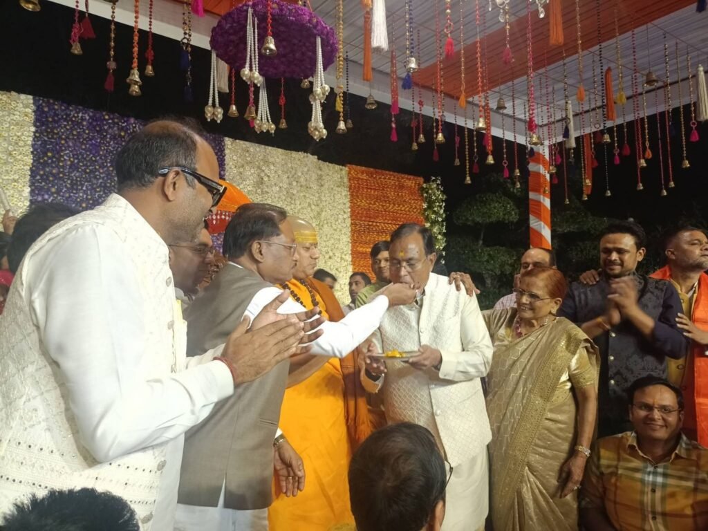 पूर्व विधानसभा अध्यक्ष गौरीशंकर अग्रवाल के निवास पर पहुंचे स्वामी कैलाशानंद गिरि जी महाराज, आशीर्वाद लेने पहुंचे मुख्यमंत्री सहित प्रदेश के दिग्गज बीजेपी नेता, गौरीशंकर जी की विवाह की 50वीं वर्षगांठ पर भी सीएम साहब ने दी बधाई पूर्व विधानसभा अध्यक्ष गौरीशंकर अग्रवाल के निवास पर पहुंचे स्वामी कैलाशानंद गिरि जी महाराज, आशीर्वाद लेने पहुंचे मुख्यमंत्री सहित प्रदेश के दिग्गज बीजेपी नेता, गौरीशंकर जी की विवाह की 50वीं वर्षगांठ पर भी सीएम साहब ने दी बधाई kshititech