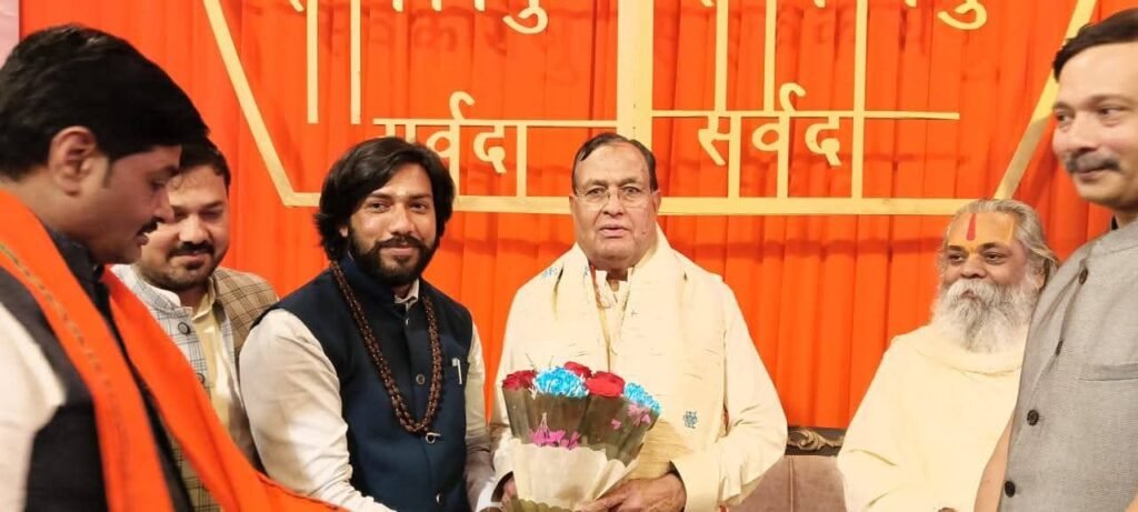 पूर्व विधानसभा अध्यक्ष गौरीशंकर अग्रवाल के निवास पर पहुंचे स्वामी कैलाशानंद गिरि जी महाराज, आशीर्वाद लेने पहुंचे मुख्यमंत्री सहित प्रदेश के दिग्गज बीजेपी नेता, गौरीशंकर जी की विवाह की 50वीं वर्षगांठ पर भी सीएम साहब ने दी बधाई पूर्व विधानसभा अध्यक्ष गौरीशंकर अग्रवाल के निवास पर पहुंचे स्वामी कैलाशानंद गिरि जी महाराज, आशीर्वाद लेने पहुंचे मुख्यमंत्री सहित प्रदेश के दिग्गज बीजेपी नेता, गौरीशंकर जी की विवाह की 50वीं वर्षगांठ पर भी सीएम साहब ने दी बधाई kshititech