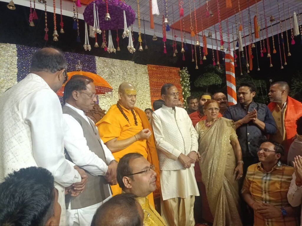 पूर्व विधानसभा अध्यक्ष गौरीशंकर अग्रवाल के निवास पर पहुंचे स्वामी कैलाशानंद गिरि जी महाराज, आशीर्वाद लेने पहुंचे मुख्यमंत्री सहित प्रदेश के दिग्गज बीजेपी नेता, गौरीशंकर जी की विवाह की 50वीं वर्षगांठ पर भी सीएम साहब ने दी बधाई पूर्व विधानसभा अध्यक्ष गौरीशंकर अग्रवाल के निवास पर पहुंचे स्वामी कैलाशानंद गिरि जी महाराज, आशीर्वाद लेने पहुंचे मुख्यमंत्री सहित प्रदेश के दिग्गज बीजेपी नेता, गौरीशंकर जी की विवाह की 50वीं वर्षगांठ पर भी सीएम साहब ने दी बधाई kshititech