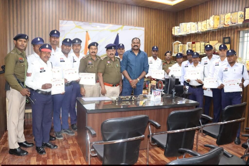 शक्ति जिले के पुलिस कप्तान ठाकुर साहब ने किया यातायात टीम के उत्कृष्ट कार्यो के लिए सम्मान, शिव बारात में बेहतर ट्रैफिक व्यवस्था के लिए भी एसपी साहब ने थपथपाई ट्रैफिक जवानों की पीठ शक्ति जिले के पुलिस कप्तान ठाकुर साहब ने किया यातायात टीम के उत्कृष्ट कार्यो के लिए सम्मान, शिव बारात में बेहतर ट्रैफिक व्यवस्था के लिए भी एसपी साहब ने थपथपाई ट्रैफिक जवानों की पीठ kshititech