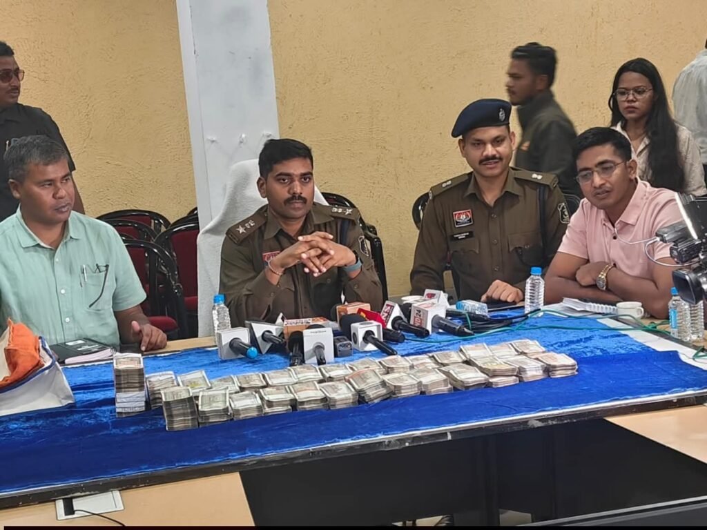 रायपुर पुलिस कमिश्नर की बड़ी कार्रवाई- 37 लाख रुपए गबन करने वाले दो आरोपियों को चंद घंटे में ही किया गिरफ्तार, कमिश्नरी की स्थापना से अपराधियों में दशहत, मल्टी लेवल पार्किंग में खड़ी कार से हुई रकम की बरामदगी रायपुर पुलिस कमिश्नर की बड़ी कार्रवाई- 37 लाख रुपए गबन करने वाले दो आरोपियों को चंद घंटे में ही किया गिरफ्तार, कमिश्नरी की स्थापना से अपराधियों में दशहत, मल्टी लेवल पार्किंग में खड़ी कार से हुई रकम की बरामदगी kshititech