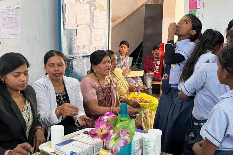 कलेक्टर ने ली साप्ताहिक समय सीमा की बैठक,जिले के सभी नागरिकों को घर-घर जाकर खिलाए फाइलेरिया (हाथीपांव) की दवा, न छूटे कोई भी पात्र व्यक्ति- कलेक्टर,विभिन्न विभागों के कार्यों की विस्तार से की गई समीक्षा, लंबित प्रकरणों का शीघ्र निराकरण करने के दिए निर्देश kshititech