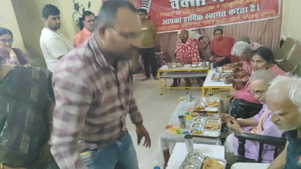 छत्तीसगढ़ की राजधानी रायपुर की सामाजिक संस्था वक्ता मंच के सदस्य पहुंचे मनोहर जीवन कल्याण वृद्धाश्रम, सेवा एवं रचनात्मक कार्यों को दी गति, सतत जारी रहेंगे सेवा के काम kshititech