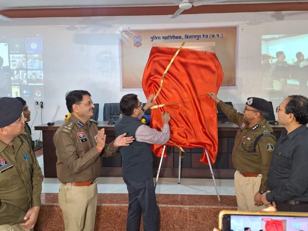 छत्तीसगढ़ पुलिस आधुनिकीकरण की ओर अग्रसर- शक्ति जिले के पुलिस अधिकारी वर्चुअल बैठक में हुए शामिल,अवसर था अनुभव QR कोड के शुभारंभ का, आम जनता सीधे जुड़ सकेगी पुलिस महानिरीक्षक से छत्तीसगढ़ पुलिस आधुनिकीकरण की ओर अग्रसर- शक्ति जिले के पुलिस अधिकारी वर्चुअल बैठक में हुए शामिल,अवसर था अनुभव QR कोड के शुभारंभ का, आम जनता सीधे जुड़ सकेगी पुलिस महानिरीक्षक से kshititech