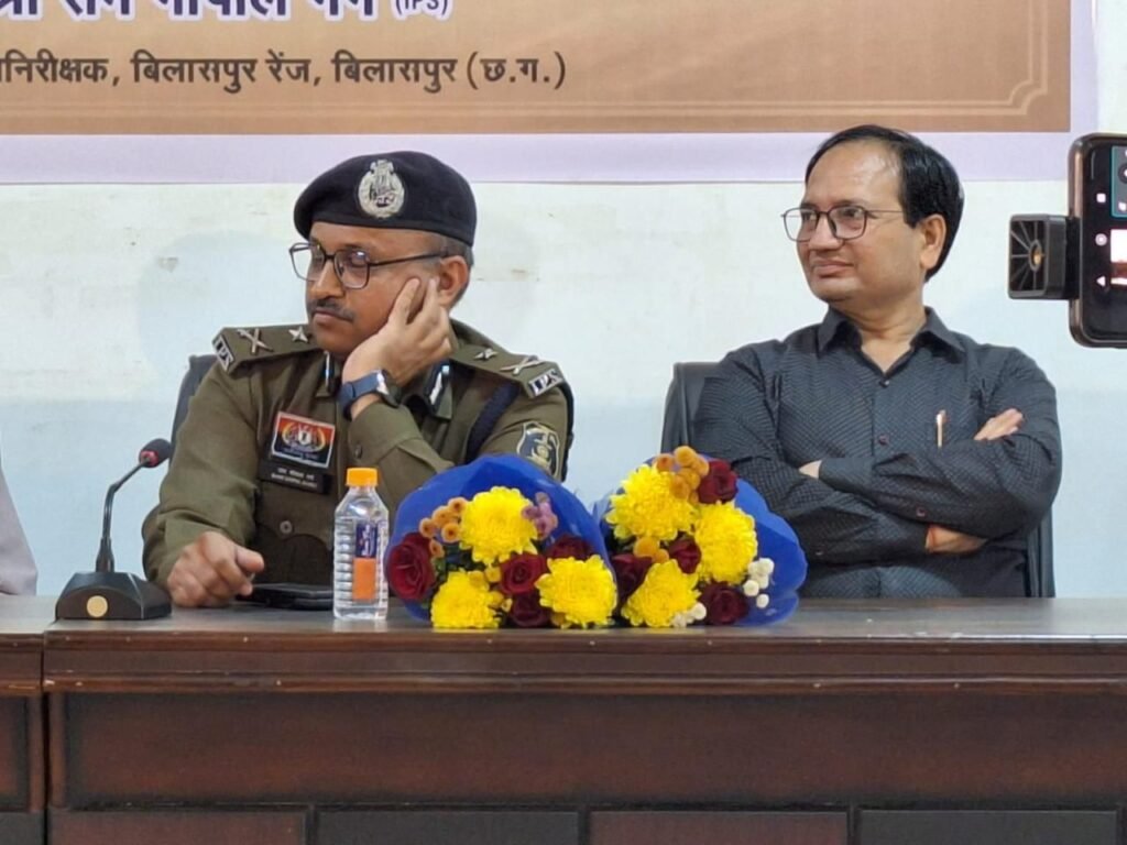 छत्तीसगढ़ पुलिस आधुनिकीकरण की ओर अग्रसर- शक्ति जिले के पुलिस अधिकारी वर्चुअल बैठक में हुए शामिल,अवसर था अनुभव QR कोड के शुभारंभ का, आम जनता सीधे जुड़ सकेगी पुलिस महानिरीक्षक से छत्तीसगढ़ पुलिस आधुनिकीकरण की ओर अग्रसर- शक्ति जिले के पुलिस अधिकारी वर्चुअल बैठक में हुए शामिल,अवसर था अनुभव QR कोड के शुभारंभ का, आम जनता सीधे जुड़ सकेगी पुलिस महानिरीक्षक से kshititech