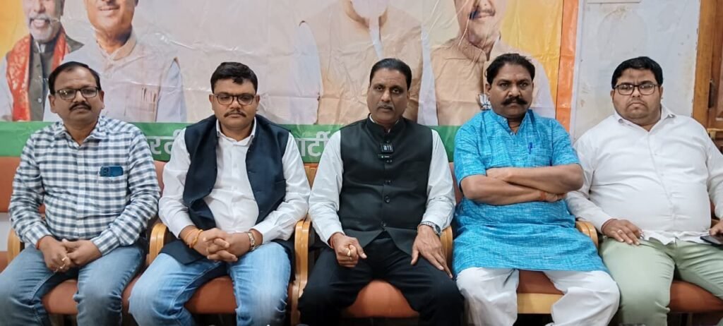 रजनीश की प्रेस वार्ता- युवाओं, महिलाओं एवं सर्ववर्ग के लिए है मोदी जी का कल्याणकारी बजट- रजनीश सिंह, पूर्व विधायक ने शक्ति के भाजपा कार्यालय में बजट पर किया पत्रकार वार्ता को संबोधित, भाजपा के मीडिया विभाग ने बुलाई थी प्रेस वार्ता,रजनीश ने कहा- कांग्रेस सरकार में होता था किसानों के लिए 29000 करोड़ का बजट,तो वहीं मोदी सरकार ने किया है 1,62,000 हजार करोड़ का प्रावधान kshititech