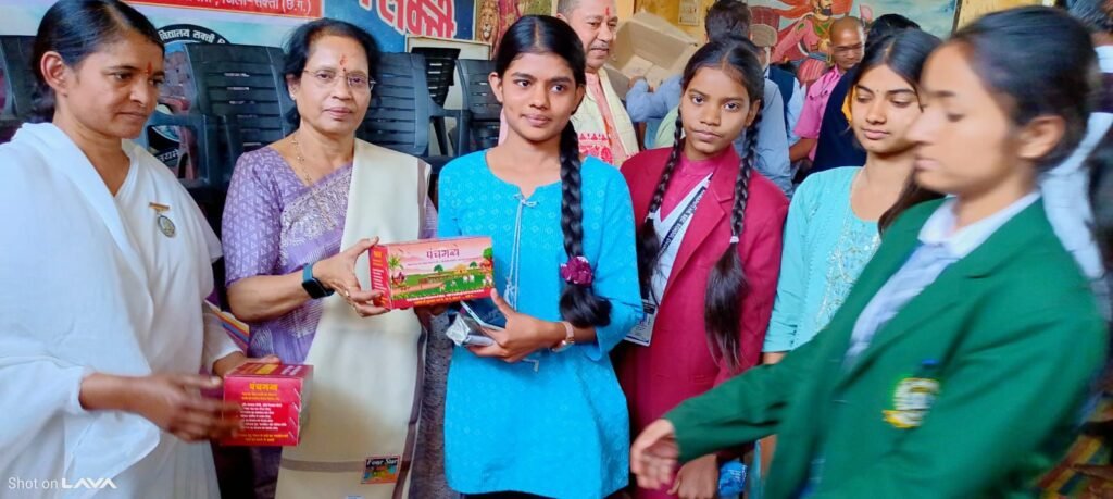 शक्ति में हुआ जिला स्तरीय गौ विज्ञान परीक्षा का आयोजन, 95 विद्यार्थियों ने करी सहभागिता, गौ सेवा को लेकर हवन का भी हुआ कार्यक्रम, गौ सेवा के क्षेत्र में कार्य करने वाली हस्तियां हुई सम्मानित kshititech