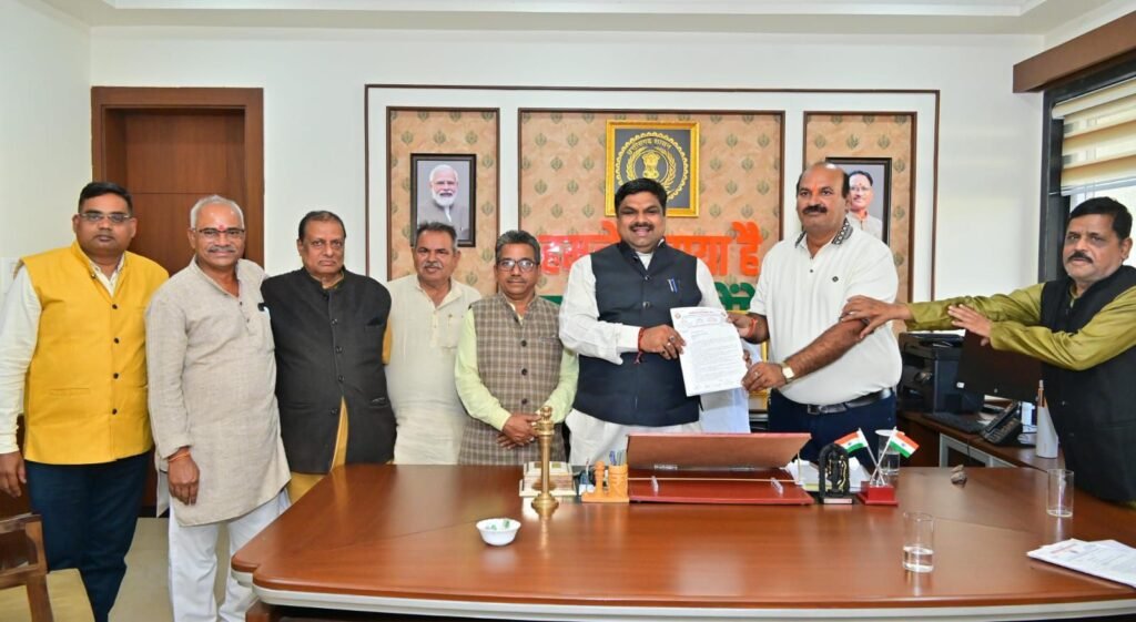 मांगों को लेकर संघ की सक्रियता- शिक्षकों के हित के लिए स्कूल शिक्षा मंत्री यादव से मुलाकात की प्रतिनिधि मंडल ने, मंत्री जी ने दिया आश्वासन, संघ के जिला अध्यक्ष डॉ रविंद्र द्विवेदी ने दी जानकारी kshititech