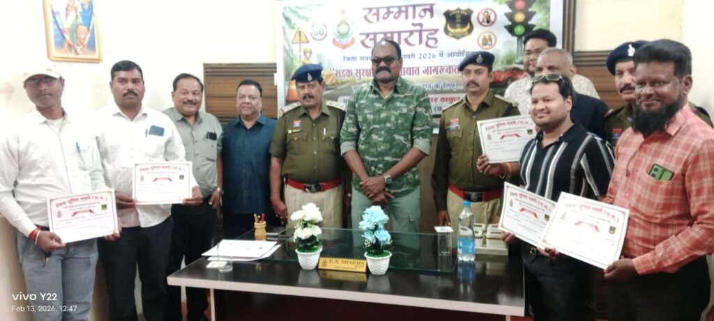 शक्ति जिले के एसपी साहब ने किया सड़क सुरक्षा माह में सहयोग करने वाले मीडिया के साथियों, गौ सेवा समिति के सदस्यों एवं ड्राइवर यूनियन के सदस्यों का सम्मान, 13 फरवरी को जिला यातायात शाखा ने किया था आयोजन, जिले के यातायात प्रभारी शर्मा ने कहा- सुरक्षित वाहन संचालन एवं ट्रैफिक नियमों का पालन हम सबकी जिम्मेदारी kshititech