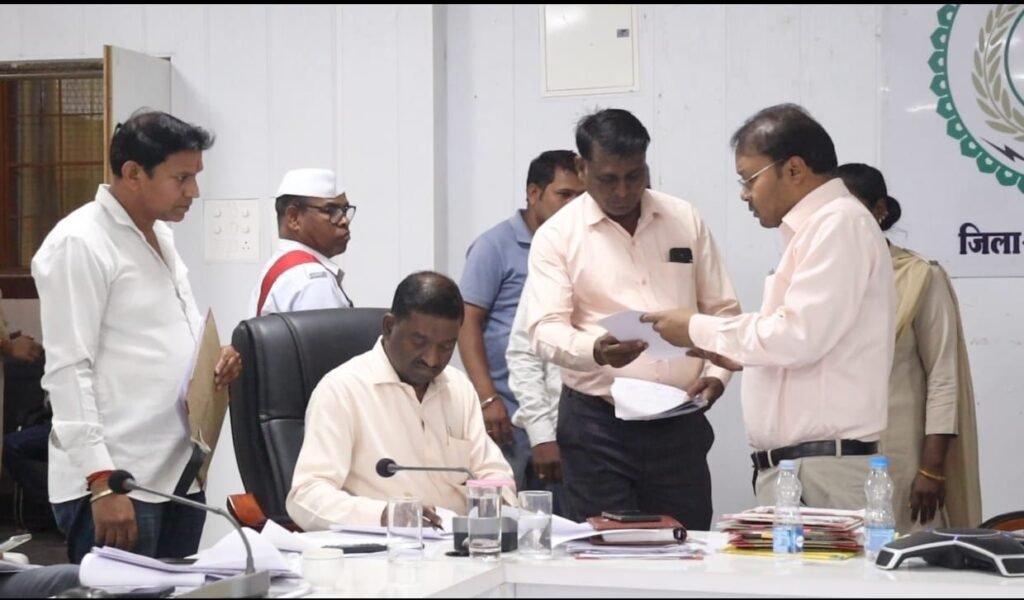 बेटी बचाओ, बेटी पढ़ाओ प्रतियोगिता के प्रतिभागियों का हुआ सम्मान, शक्ति जिले के कलेक्टर, एसपी, सीईओ एवं DEO हो रहे मौजूद, कलेक्टर साहब ने जन दर्शन में सुनी समस्याएं, मुख्यमंत्री जी ने बढ़ाया विद्यार्थियों का हौसला- परीक्षाओं को लेकर दिया संदेश कहा, ऑल द बेस्ट kshititech