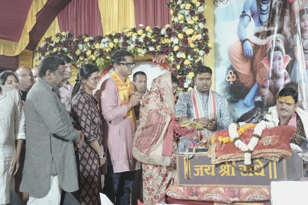 शिव महापुराण कथा का श्रवण करने पहुंची सांसद ज्योत्सना महंत एवं सूरज महंत, सांसद जी ने कहा- सनातन परंपरा को जीवंत रखने का कार्य कर रही हैं महिला समूह, वैष्णव देवी महिला मंडल ने किया है आयोजन, एडवोकेट गिरधर जायसवाल एवं विधायक प्रतिनिधि नरेश गेवाडीन भी रहे मौजूद शिव महापुराण कथा का श्रवण करने पहुंची सांसद ज्योत्सना महंत एवं सूरज महंत, सांसद जी ने कहा- सनातन परंपरा को जीवंत रखने का कार्य कर रही हैं महिला समूह, वैष्णव देवी महिला मंडल ने किया है आयोजन, एडवोकेट गिरधर जायसवाल एवं विधायक प्रतिनिधि नरेश गेवाडीन भी रहे मौजूद kshititech