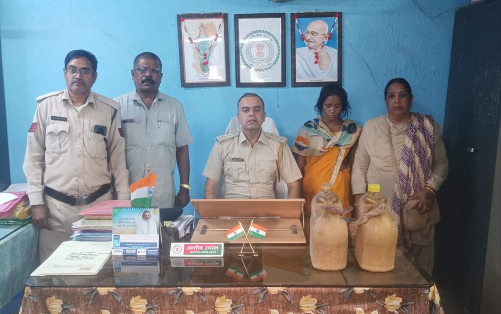 आबकारी अधिकारी उप्पल साहब की कार्रवाई, अवैध शराब कारोबारी से जब्त की 10 लीटर अवैध महुआ शराब, आबकारी का मामला हुआ दर्ज, शक्ति क्षेत्र में अवैध महुआ शराब पर लग रहा लगाम आबकारी अधिकारी उप्पल साहब की कार्रवाई, अवैध शराब कारोबारी से जब्त की 10 लीटर अवैध महुआ शराब, आबकारी का मामला हुआ दर्ज, शक्ति क्षेत्र में अवैध महुआ शराब पर लग रहा लगाम kshititech